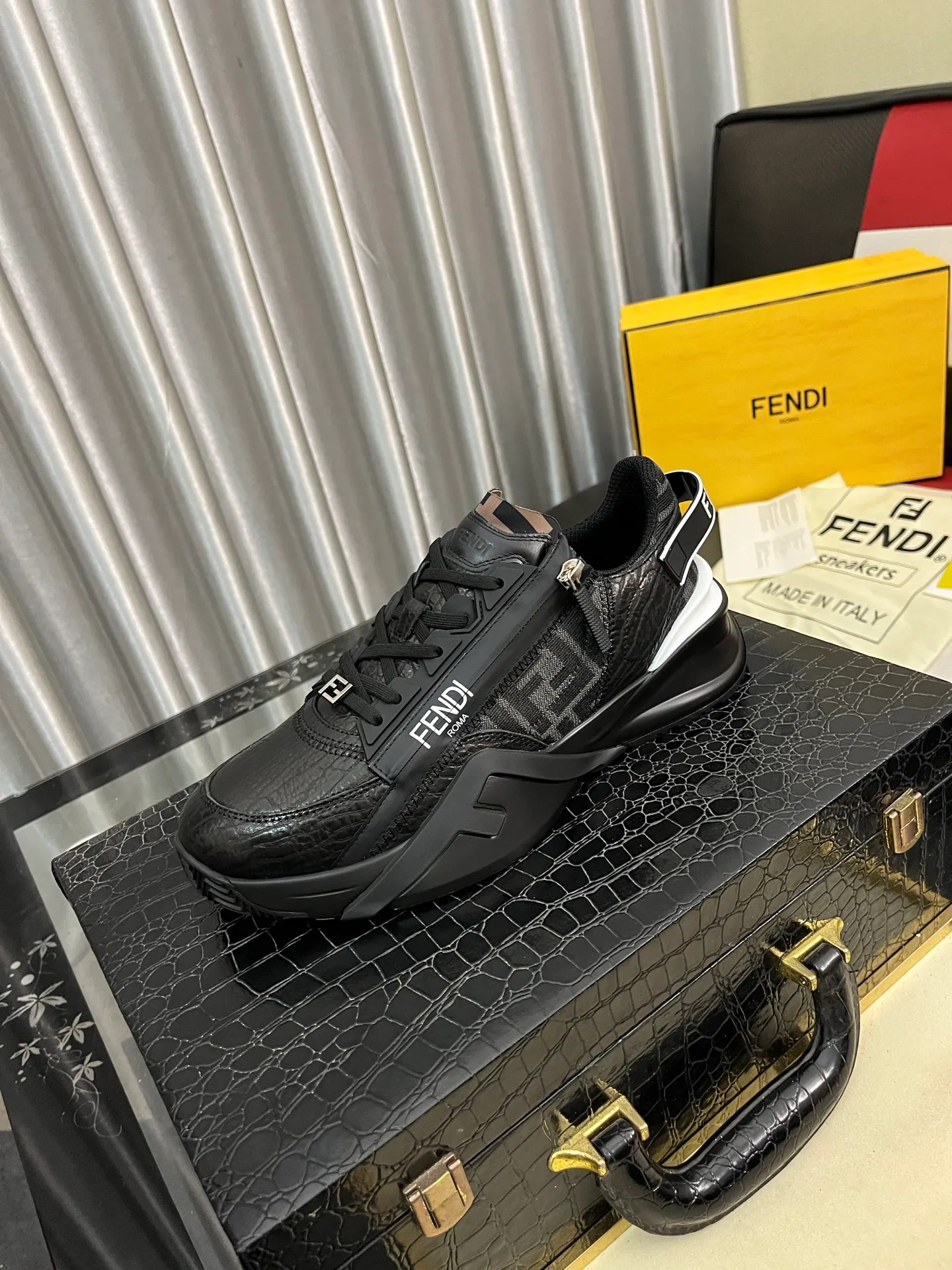 Men's shoes 💰620⌚️⌚️ FEND* — Fendi Flow men's casual sneakers, with elastic straps, side zippers, and corrugated soles engraved with F. Embossed Fendi Flow lettering on the heel. Made of technical fabric and a mix of blue and genuine leather. Decorated with Lycra® details. FF graphic tongue. Ultra-light and wear-resistant EVA sole. Code number: 38-44